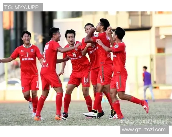 绿茵巨星亲临现场为球迷签名互动点燃全场热情